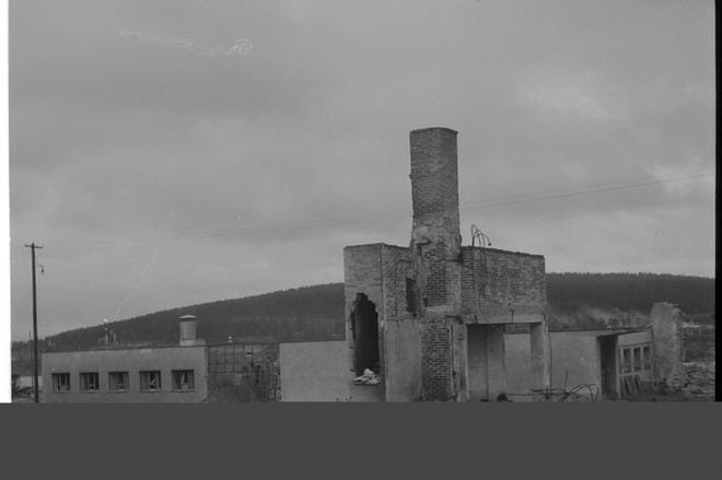 Rovaniemen Pohjanhovi, Lapin matkailuliikenteen lähtökohta, hotelli ja ravintola on sortunut miltei maan tasalle, vain pohjakerrokseen on jäänyt jotakin jälkeen. Sisäasiainministeriö antoi vasta elokuun 21. päivänä 1946 päätöksen matkustuskiellon purkamisesta useimpiin Pohjois-Suomen kuntiin. Sota oli päättynyt huhtikuussa 1945. KUVA: SA-KUVA