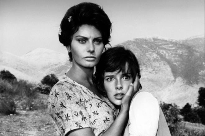 Sophia Loren sai Oscar-palkinnon naispääosasta Kaksi naista -elokuvasta ensimmäisenä näyttelijänä, joka ei puhunut englantia. Tyttären roolissa on Eleonora Brown. Elokuva on vuodelta 1960.