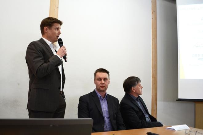 Pohjolan Design-Talo Oy:n toimitusjohtaja Jaakko Taivalkoski kertoi kaupan vaikutuksista Finnlamellin työntekijöille Alajärvellä keskiviikkona järjestetyssä tiedotustilaisuudessa. Mukana olivat myös Design-Talon tekninen johtaja, tuleva Finnlamellin hallituksen puheenjohtaja Ilkka Kurkela sekä Finnlamelli Oy:n toimitusjohtaja Esko Rintamäki. KUVA: ELLA NURMI