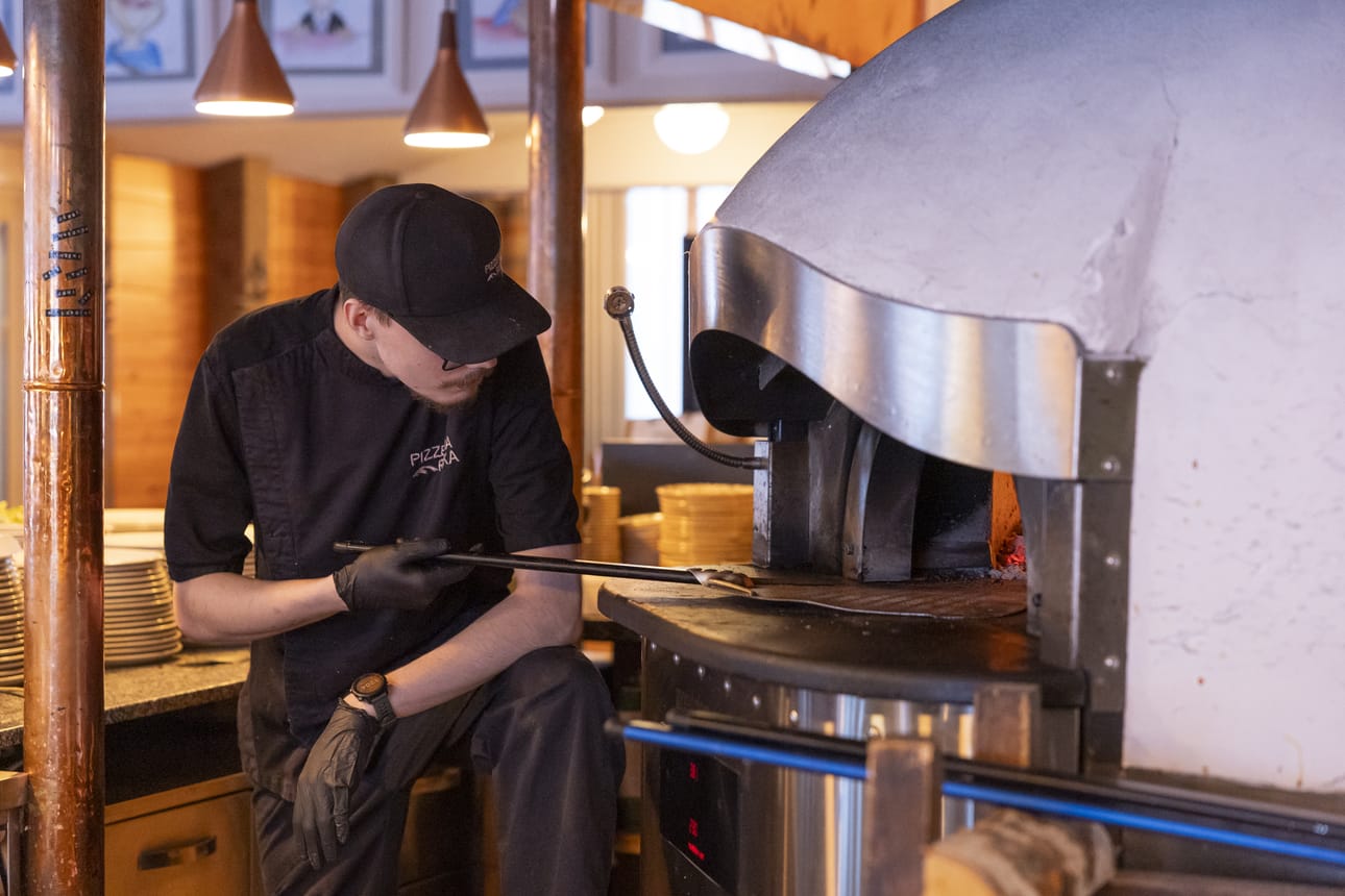 Pizzeria Rukan kokki Tuukka Takkunen vahtii Renna di boscon paistumista silmä tarkkana.