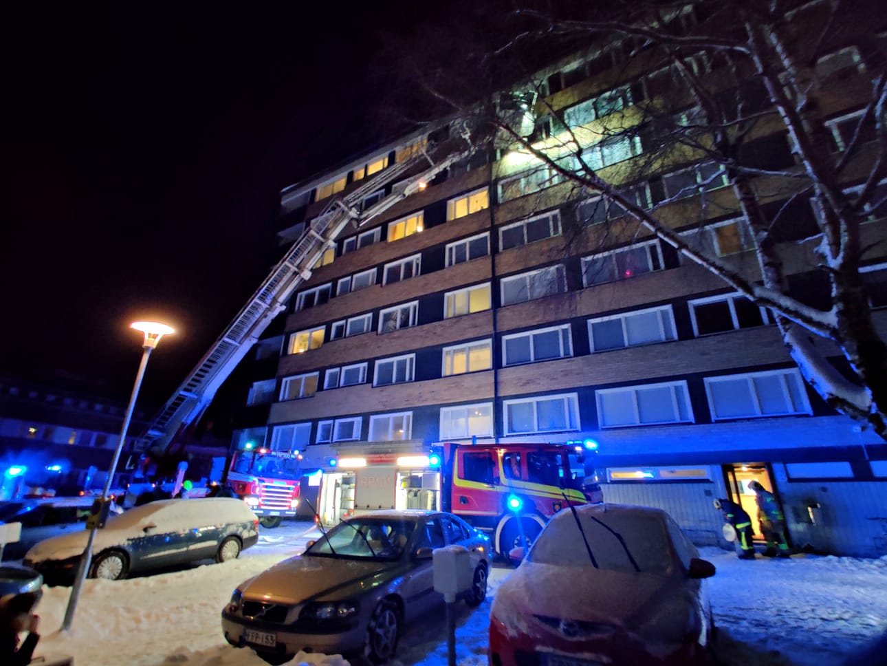 Kirkkopuistikolla sijaitsevassa kerrostalossa syttyi tulipalo tiistai-iltana. Palon syttymissyy ei ole selvillä.