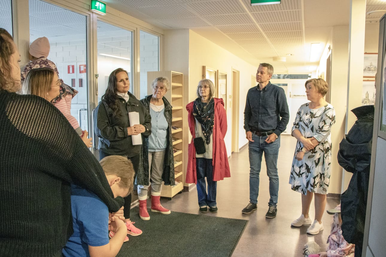 Jenni Karioja, Laura Pellikka ja Jenna Nurmela (etuosassa) keräsivät 1023 ääntä kansalaisaloitteeseensa Siikalatvan alakoulujen 1-6-luokkaisina säilyttämisen puolesta. Aloitetta vastaanottamassa Kaisa Louet, Kaarina Forsström, Seija Junno, Jouni Tiirola ja Susanne Nyman.