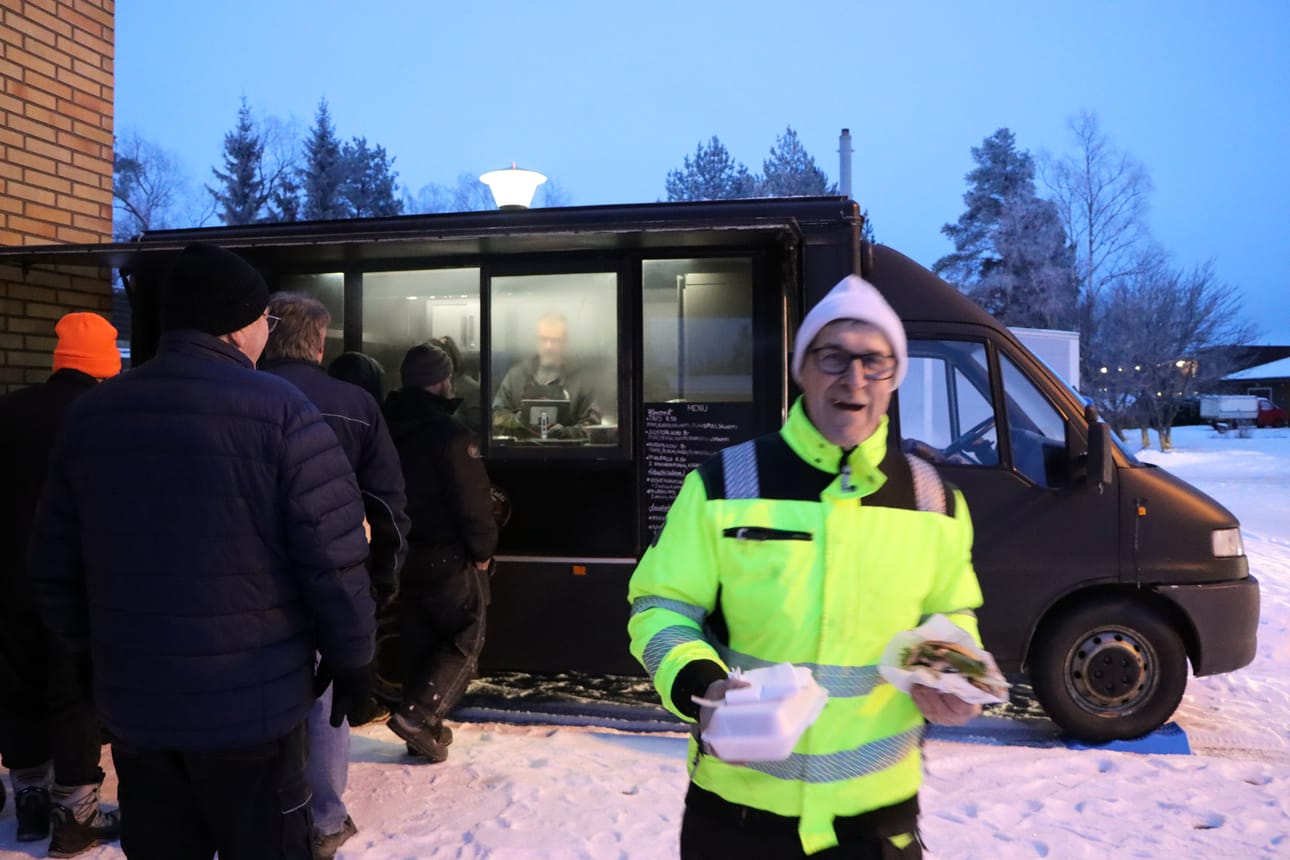Antti Komsilla oli hymy herkässä, kun hän sai ensimmäisten joukossa käteensä grilliruokaa Jurvan keskustassa lauantaina.
