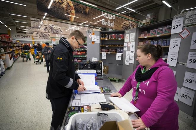 Kiiston hoitama myyntipiste ja Minna Lamminpää saivat perjantaina vieraakseen palotarkastusinsinööri Aatu Isotalon. Kaikki oli kunnossa vaahtosammutinta myöten. KUVAT: JARNO PELLINEN