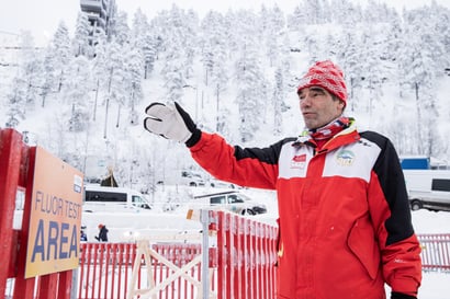 Rukan hiihtostadionille on ilmestynyt teltta, jota FIS varjelee antaumuksella – järjestäjät eivät koe asiasta paineita: "Hommamme ei ole tiedottaa"