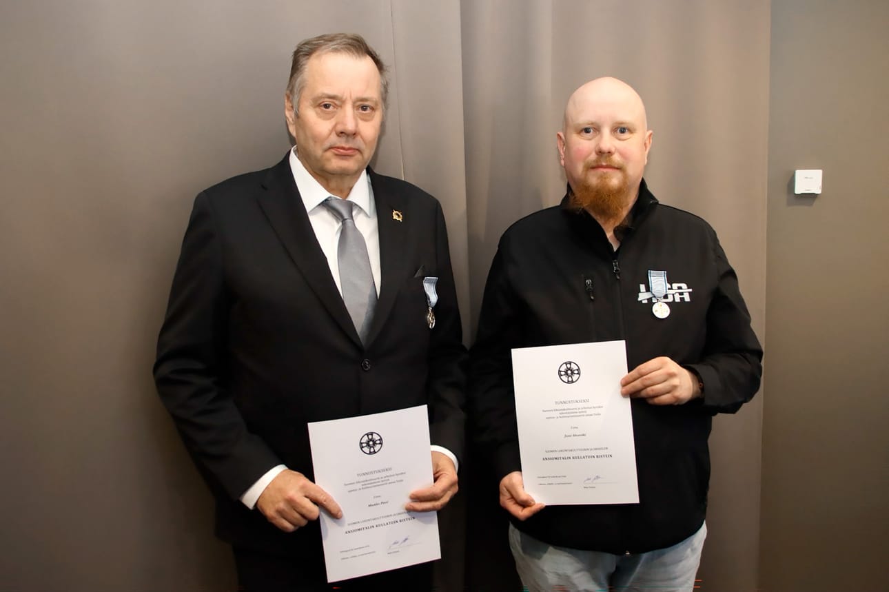Markku Passi (KA) ja Jussi Ahomäki (HSA) palkittiin Suomen liikuntakulttuurin ja urheilun ansiomitaleilla kullatuin ristein.