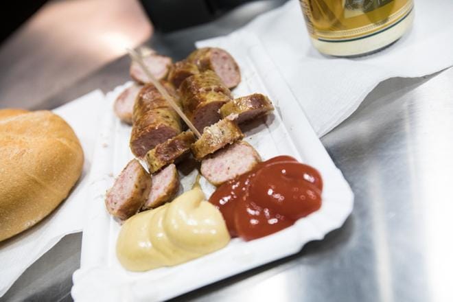 Yöllisenä huikopalana juustoinen käsekreiner on legenda, mutta myös muiden makkaralaatujen maistelu on soveliasta. Kioskit löytyvät helposti, ja jos eivät, taksikuskit auttavat.