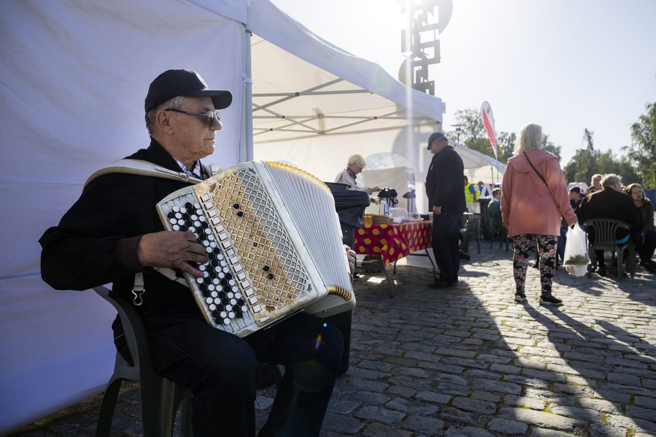 Haitarimusiikki loi tunnelmaa Vaasa Sisäsatamassa.