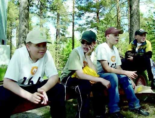 Poikien odotusta . Juho Moilanen (vas), Henri Råman, Joonas Koskelainen ja Niko Lonka odottelivat vuoroaan traktorin taitoajoon.