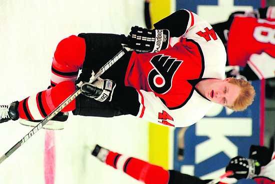 Yhdeksän vuotta sitten. Janne Niimaan NHL-ura alkoi Philadelphia Flyersissä syksyllä 1996. Pelinumero oli sama 44, jota Joni Pitkänen pitää nykyään.