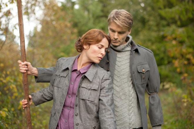 Saiman (Irina Björklund) mies on rintamalla. Toivo (Leo Honkonen) tulee aputyövoimaksi taloon Tähdet talon yllä -elokuvassa. KUVA: Yle Kuvapalvelu