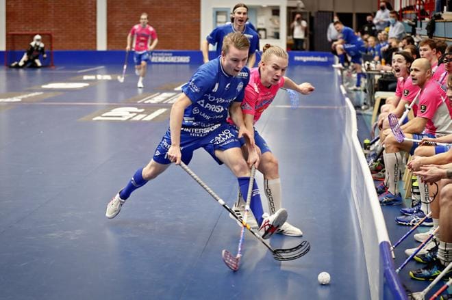 Jymyn Oskari Kauppila ja Classicin Jere Pulkkinen kamppailivat tiukasti. KUVA: TOMI KOSONEN