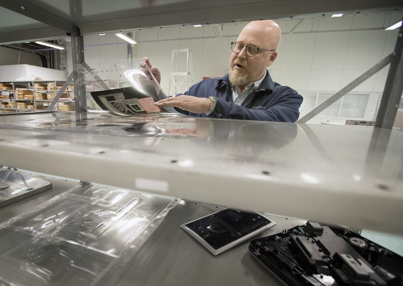 Kotelointi loppuu, kun TactoTek tuo rakenteellisen elektroniikan osaksi tuotetta. Esimerkiksi autonovi voidaan vielä näppäillä auki ikkunapaneelista, toimitusjohtaja Jussi Harvela kertoo.