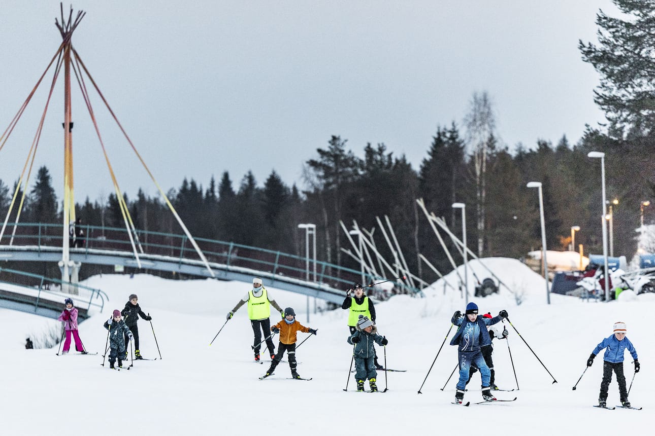 Tulevaisuuden suksenkuljettajat opettelevat lajin perusniksit Ounasvaaran Hiihtoseuran hiihtokoulussa.