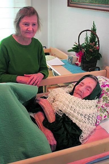 Suomen vanhin asukas Hilda Häkkinen on kuollut. Suomen vanhin ihminen Hilda Häkkinen täytti 111 vuotta 2005 Töysän Palvelukeskus Elviirassa. Kuvassa mukana tytär Kerttu Könni.