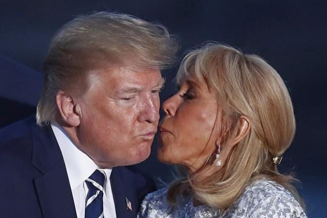 Yhdysvaltain presidentti Donald Trump (vas.) ja Ranskan ensimmäinen nainen Brigitte Macron vaihtoivat poskisuudelmia G7-kokouksen aikana Ranskan Biarritzissa sunnuntaina. KUVA: IAN LANGSDON