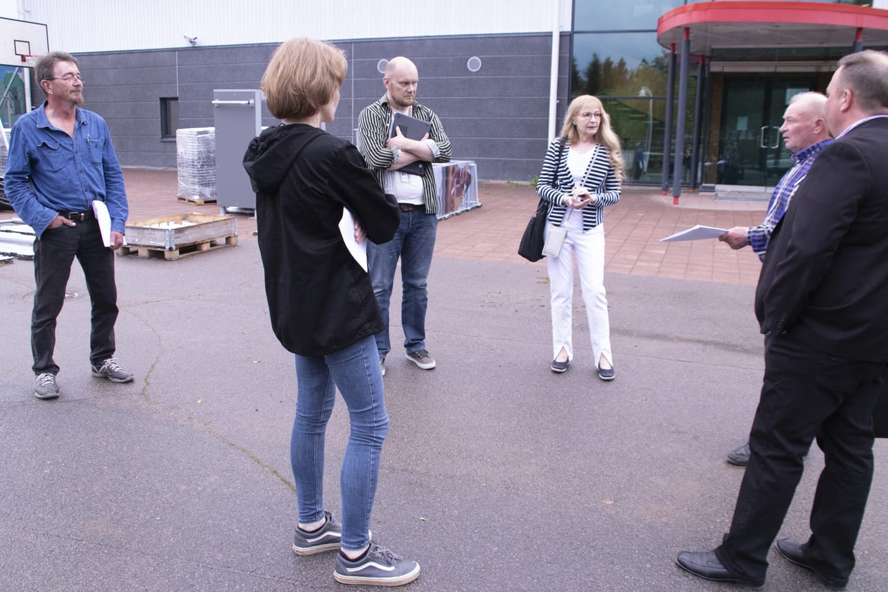 Siikalatvan nykyisistä kunnanvaltuutetuista vain muutama on ilmoittanut varmaksi olevansa ehdolla kevään kuntavaaleissa. Valtuutettuja kesäkuisen kokouksen jälkeen tekninen johtaja Hannu Komun juttusilla.