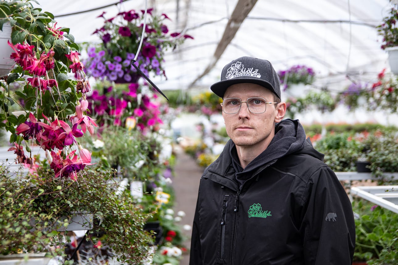 Paulus Kananen kuvattuna kasvihuoneessaan kesällä 2025.