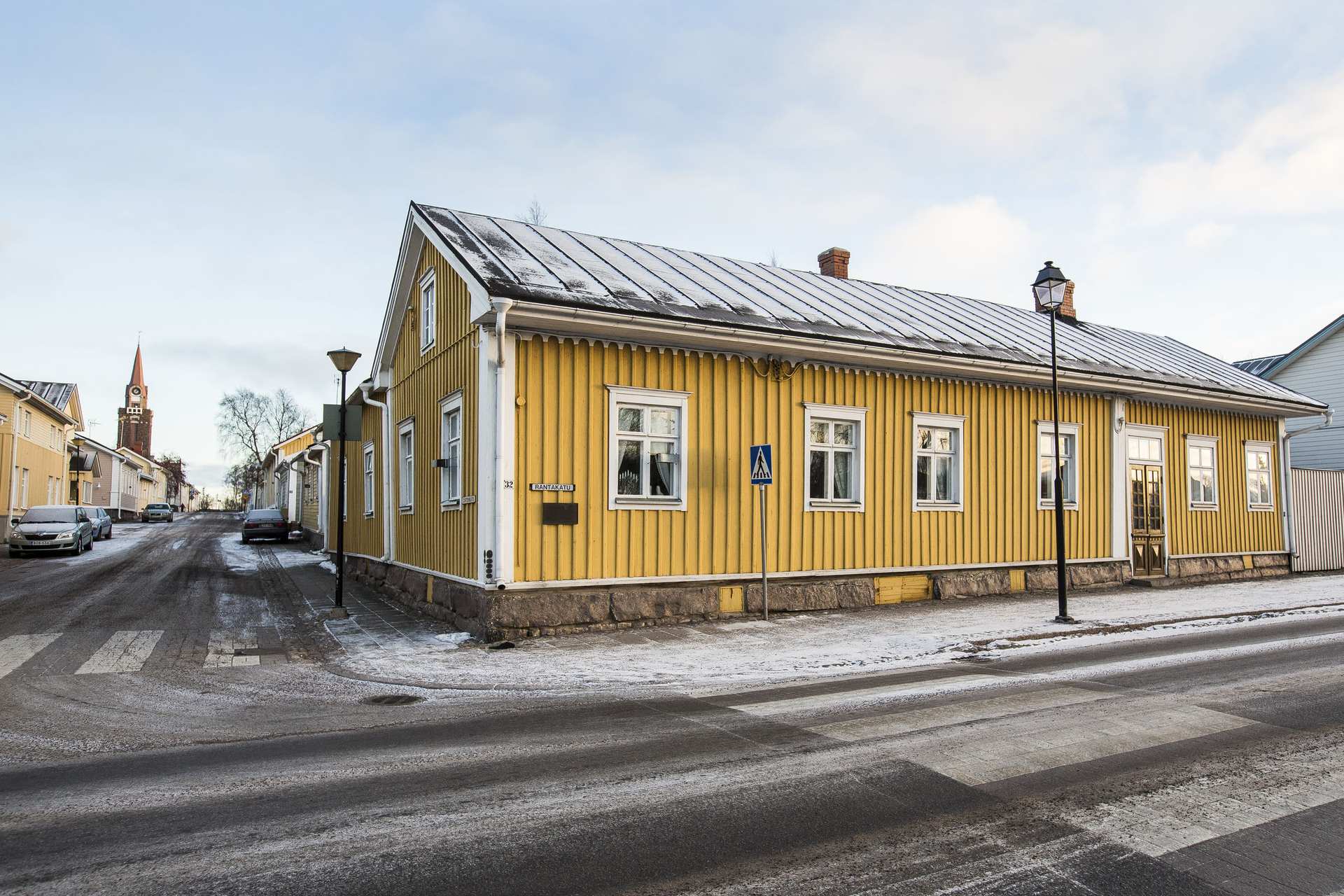 Vanhan tupakkatehtaan ikkuna kutsuu sunnuntaina