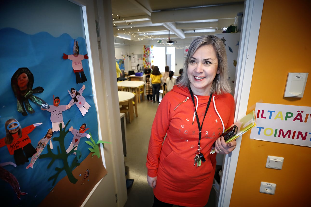 Lintuviidan koulun rehtori Anne-Mari Haapala kertoo koulun pyrkivän saavan jokaisen uuden oppilaan luokkien jäseneksi mahdollisimman nopeasti. Hän toivottaa myös ukrainalaispakolaiset tervetulleiksi kouluun.