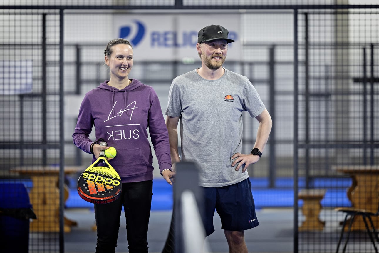 Maria Saari ja Mikko Kalliomaa viettävät paljon aikaa Kurikan padelhallilla. Molemmat arvioivat lajin suosion johtuvan sen helppoudesta ja sopivuudesta ikään katsomatta.