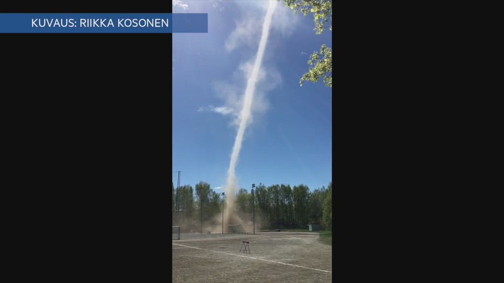Poikkeuksellinen näky: Hiekka nousi korkeana pyörteenä Sorsapuiston kentällä