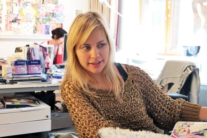 Kankaiden suunnittelussa inspiraatio tulee kauniista asioista ympärillä. Matleena Issakainen uskoo, että jos hän ei suunnittelisi kankaita, hän maalaisi tauluja. KUVAT: VALLILA INTERIOR