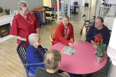 Pohde vähentää noin 500 ikäihmisten palveluasumispaikkaa ja kehittää kotiin annettavia palveluja