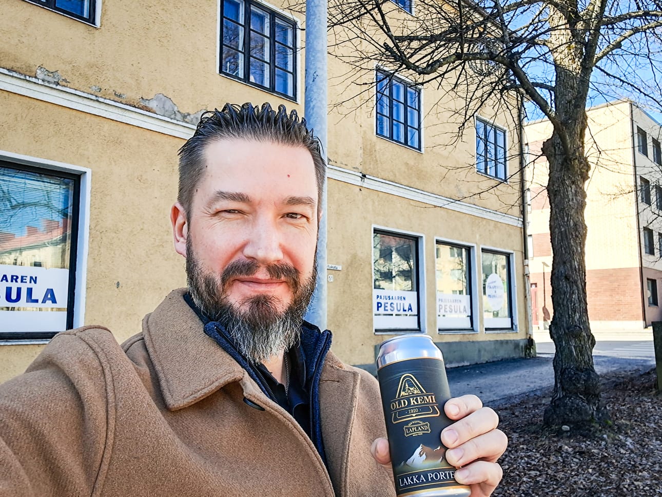 Old Kemi -oluet kauppoihin tuonut Ivan Kalishevich vieraili Kemissä pääsiäisen jälkeisellä viikolla ja kuvasi itsensä entisen virvoitusjuomatehtaan edessä.