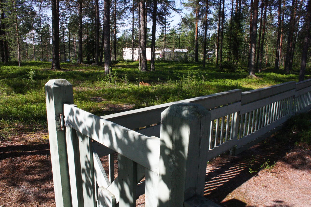Posion uusi rivitalo rakennetaan Miilutien varteen kuvassa näkyvään metsikköön. Etualan leikkikentän laitteista osa joudutaan siirtämään.