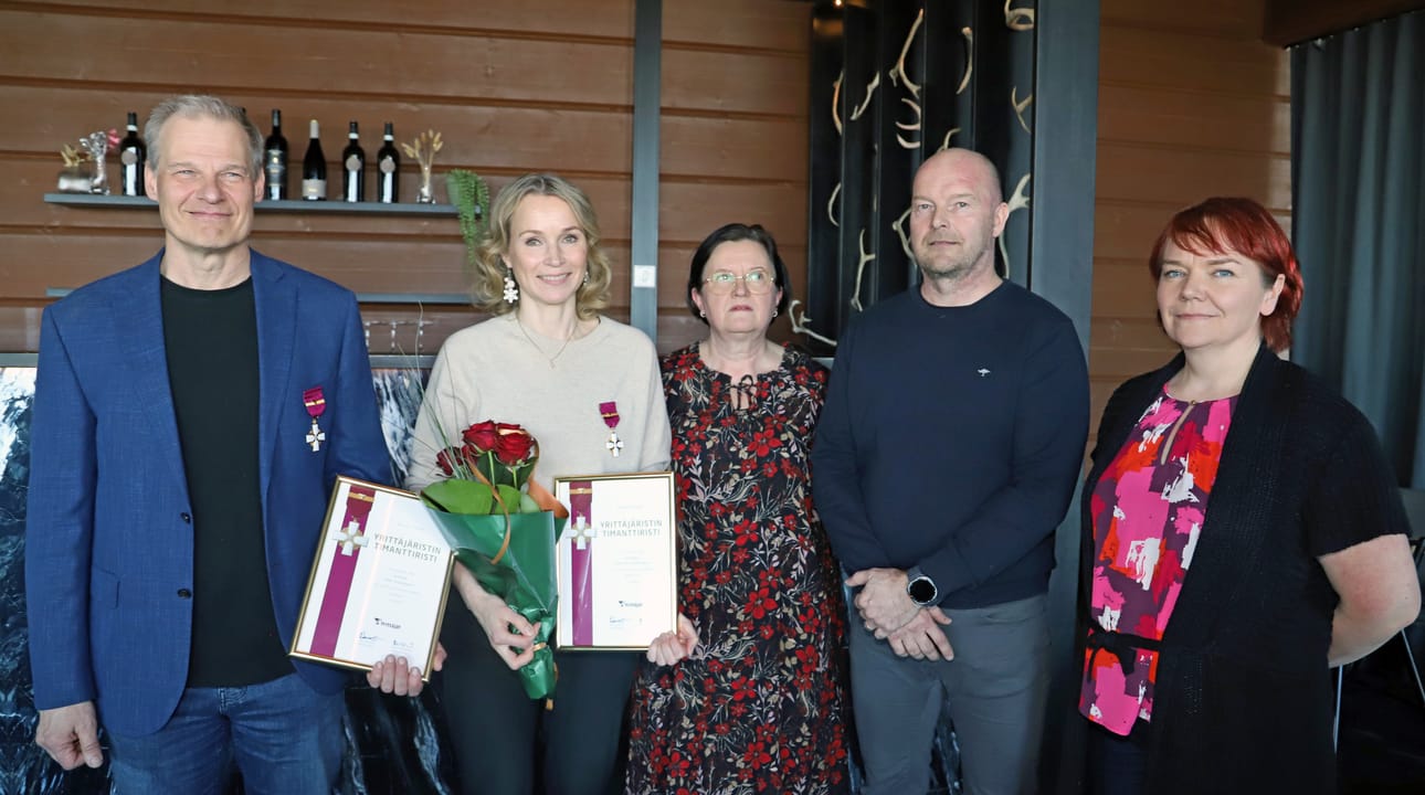 Juha ja Katariina Kuukasjärvelle luovutettiin timanttiset yrittäjäristit viime viikolla. Tunnustuksen luovuttivat Taivalkosken yrittäjien puheenjohtaja Pirke Härkönen ja sihteeri Katja Huurinainen sekä Pudasjärven yrittäjien varapuheenjohtaja Marko Rautio.