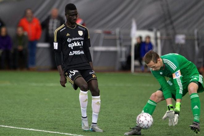 SJK:n testissä ollut senegalilainen El-Hadji Gana Kane ja maalivahti Mihkel Aksalu vuonna 2016. Kuva: Jussi Asu