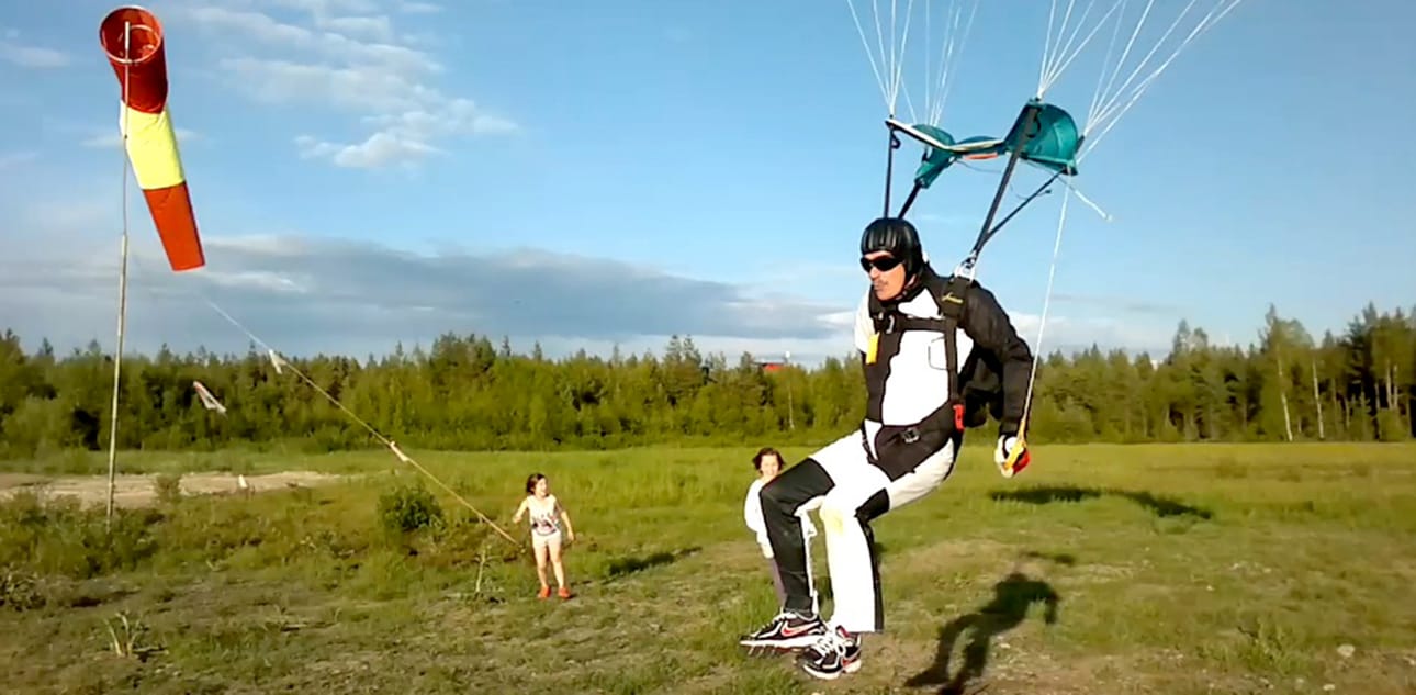 Jos laskuvarjohyppääjä töppää, se tapahtuu yleensä laskeutumisessa. Nilkan muljahdus on tyypillisin laskuvarjohyppääjän onnettomuus. Raimo Karhu kertoo itse selvinneensä vähin vammoin.