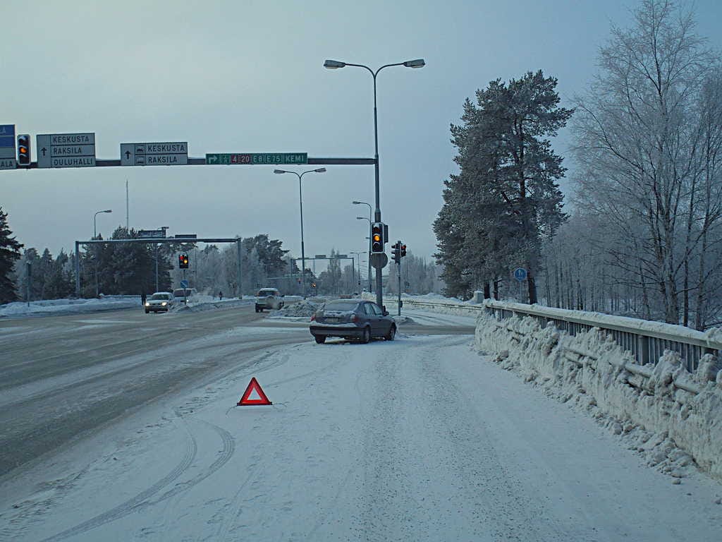 Lukijan ottamassa kuvassa auto on jäänyt pahaan paikkaan moottoritielle johtavan rampin yläpäässä Peltolassa.