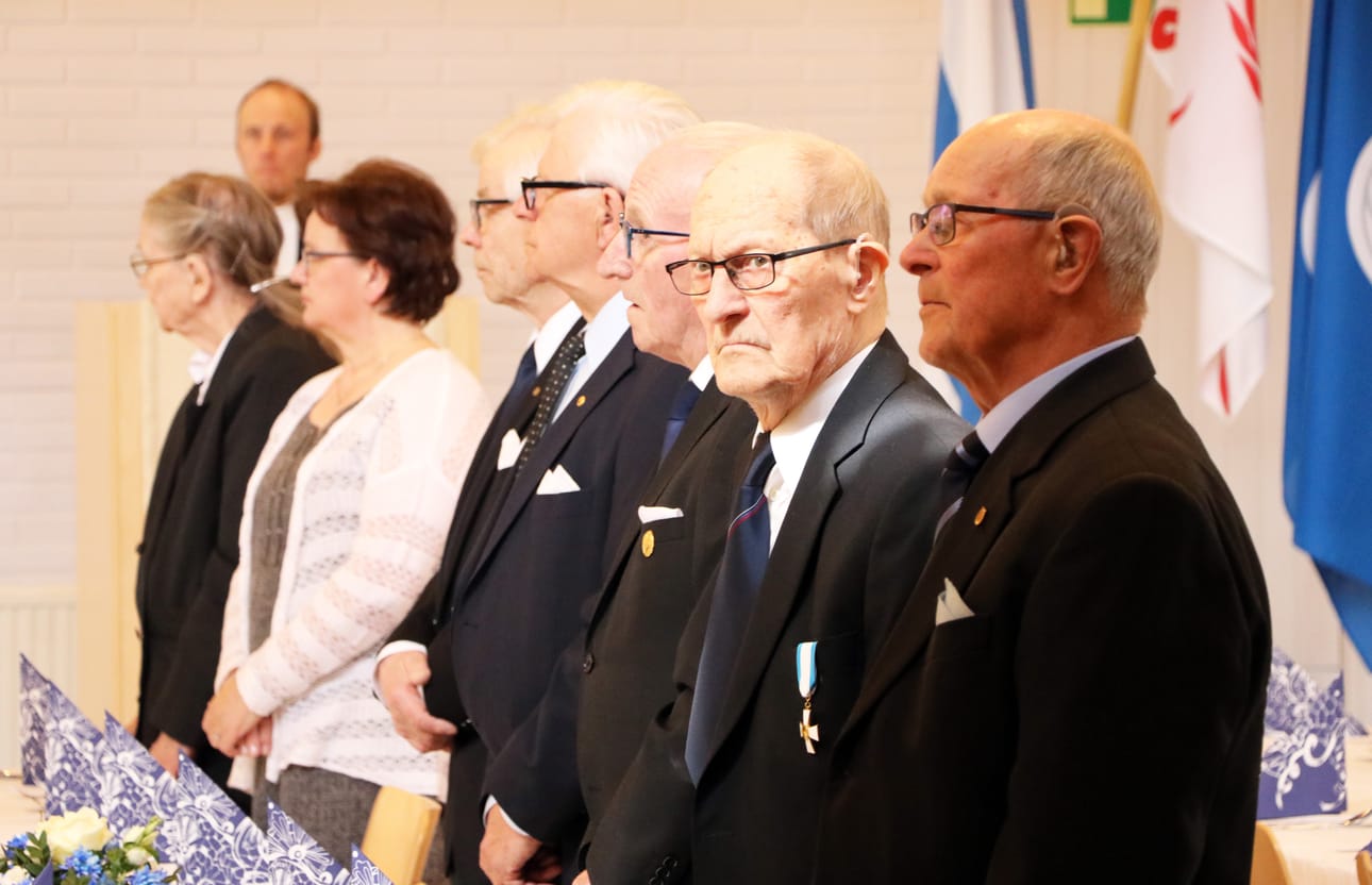 Rivit ovat harventuneet, mutta vielä Kempeleen seurakuntatalolle tuli kolmisenkymmentä veteraania ja saatajaa juhlistamaan kansallista veteraanipäivää.