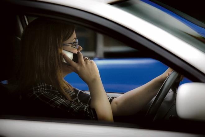 Lain mukaan kuljettaja ei saa pitää kännykkää kädessä ajon aikana. Ei edes liikennevaloissa, vaikka auto olisi pysähdyksissä.