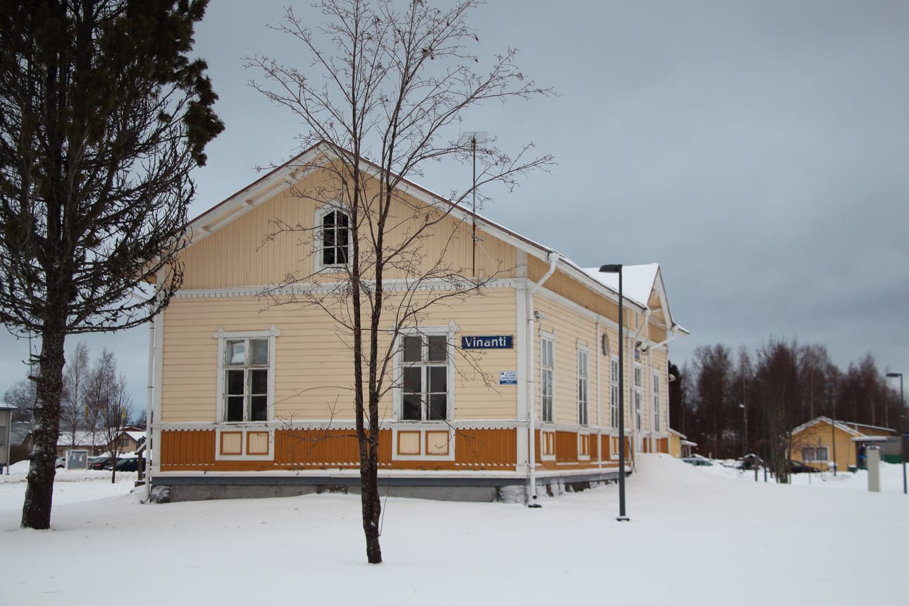 Vihannin vanhan asemarakennuksen omistaa Senaatti-kiinteistöt. Avattu odotustila on aemarakennuksen pohjoispuolella.