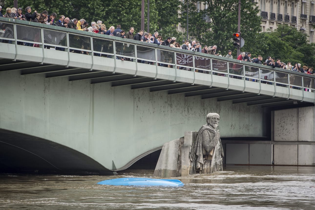 epa05344340 People watch the flood water levels of Seine river from Pont de l'Alma bridge with the partially submerged statue 'Le Zouave' in Paris, France, 03 June 2016. Floods and heavy rain drenched about a quarter of the French territory over several days. EPA/JEREMY LEMPIN BY: ALL OVER PRESS / EPA-PHOTO CODE: EPAXX8