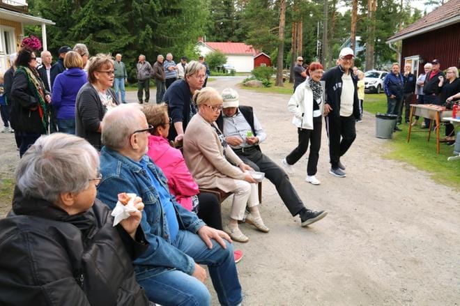 Kyläsoittoja on ollut pitkin viikkoa eri puolilla Alahärmään. Maanantaina väki kokoontui Laiskankartanon pihapiiriin kuuntelemaan Sami Jussin musisointia. KUVAT: ANU NAHKALA