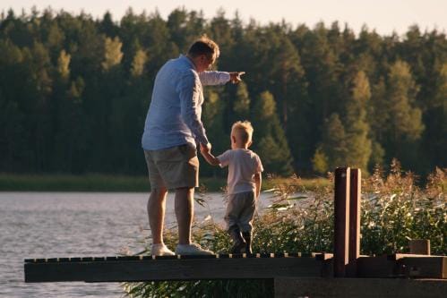 Miehiä ja poikia -dokumentissa tavataan talousmies Christer Schoultz. Hän katkaisi sukupolvien alkoholistiketjun ja elää nyt onnellisena.