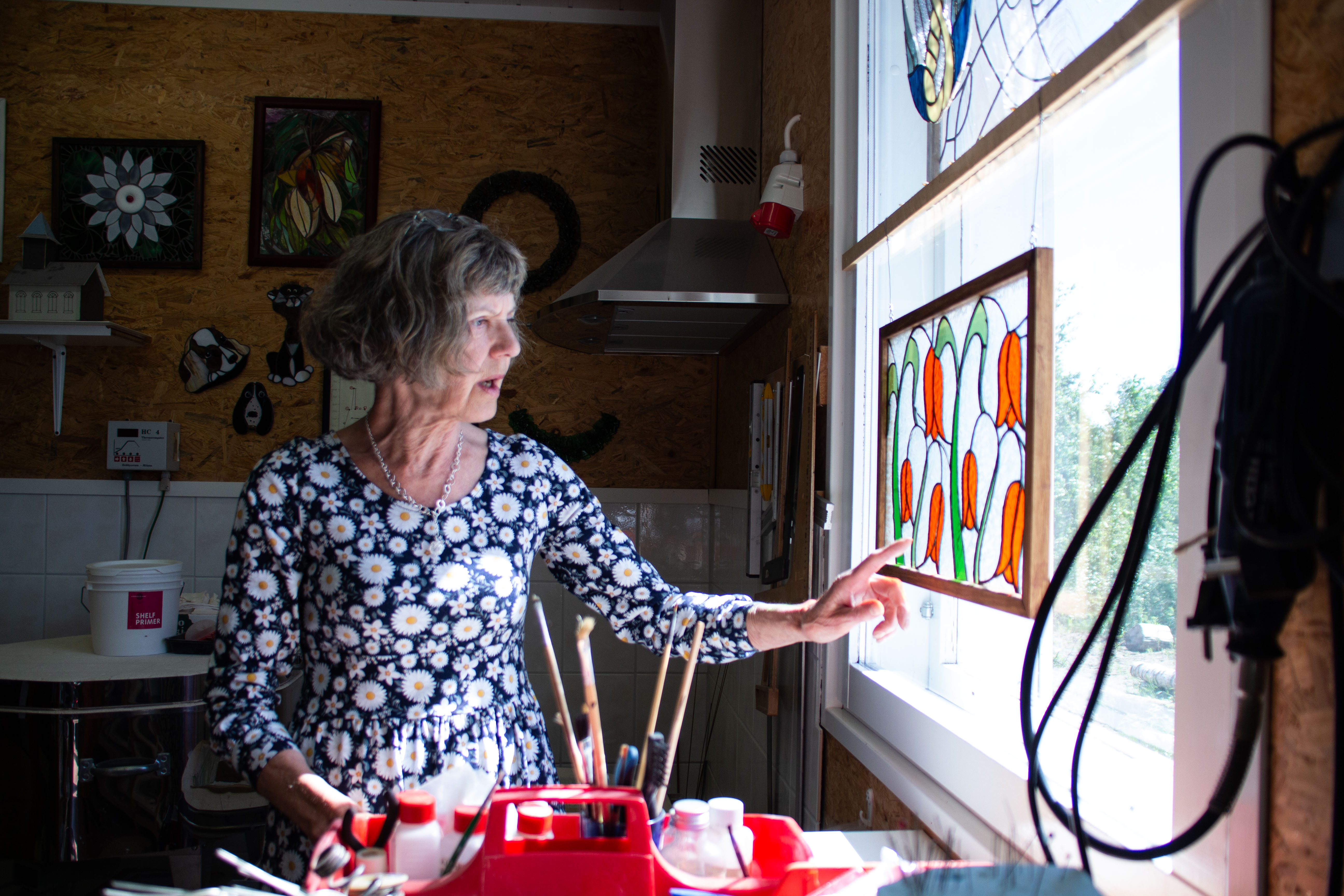 Kaarina Konola ei koe olevansa taiteilija, mutta ammattitaitoa etenkin lasitaiteeseen löytyy – "Kun valo osuu lasityöhön ja se säteilee, niin se on aika mahtavan näköistä", hän sanoo