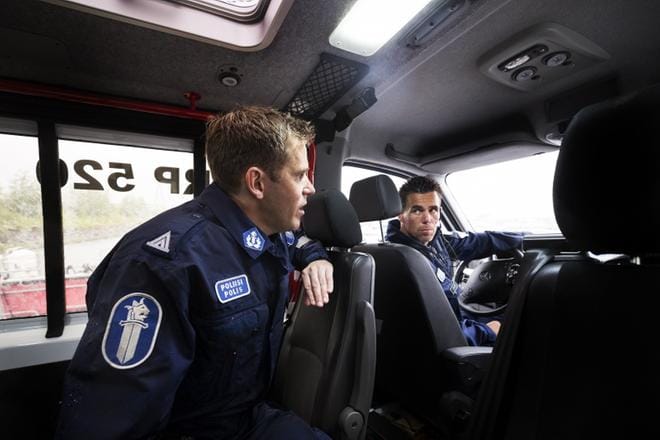 Pohjanmaan poliisilaitoksen viestintäpäällikkö Mikael Appel ja ylikonstaapeli Tomas West muistuttivat ennen juhannusta rauhallisesta ajamisesta. Pohjanmaa on Suomen turvallisin paikka. KUVA: JARNO PELLINEN