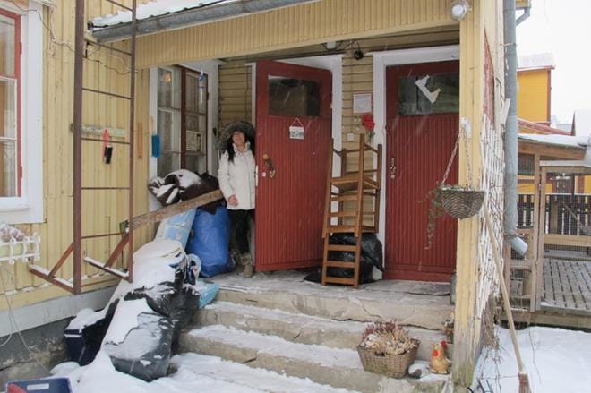 Laura Eronen hoitaa kissoja päivisin. Vaasan rakennusperintöselvityksessä talo on määritelty rakennushistoriallisesti merkittäväksi kohteeksi, joka on säilytettävä. Portaat ovat halkeilleet, kivijalka samoin. KUVAT: ANNE LAURILA