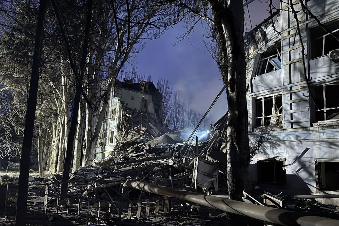 Venäjä on jatkanut iskujaan Ukrainaan samaan aikaan, kun Ukraina on tehostanut ilmahyökkäyksiään Venäjän puolelle. Kuva Ukrainan Zaporizhzhjasta lauantaisen iskun jälkeen. LEHTIKUVA/AFP/Ukrainan kansallinen poliisi