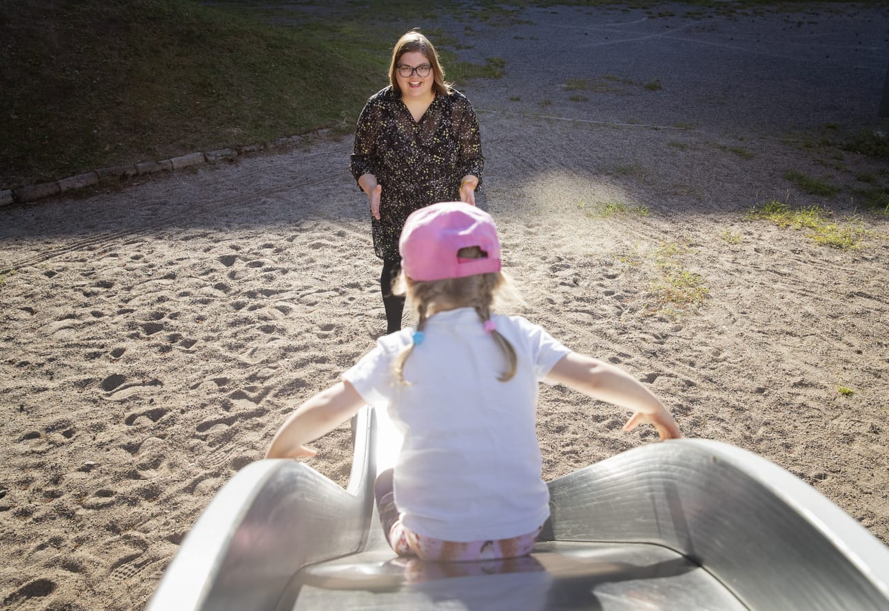 Oululainen Sari Raunio toivoo kannustavampaa ilmapiiriä vanhempien kesken. – Olisi hienoa, jos kaikki voisivat toteuttaa vanhemmuuttaan itse parhaaksi kokemallaan tavalla, Raunio sanoo.