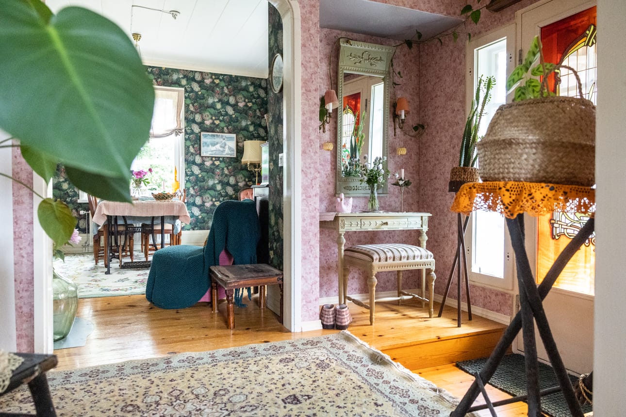 Petriina Suomelan ja Jaakko Ojanperän kodissa ei olla väreissä säästelty. Myös oma kädenjälki näkyy pariskunnan kodissa. Kuvassa näkyvät peili ja pöytä ovat Ojanperän käsialaa. – Kokeilin kerran aiemmassa asunnossa täyttä Ikea-sisustusta, mutta se oli puusepälle vähän liikaa, Ojanperä naurahtaa.