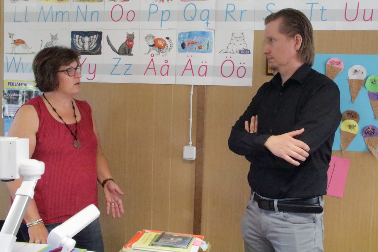 Saaren koulutilat on jo osin korvattu väistötiloilla. Esikouluopettaja Riitta Muurinen opettaa eskareita väistötiloissa jo toista vuotta. Saaren koulun rehtorina työskentelee Tero Niemi.