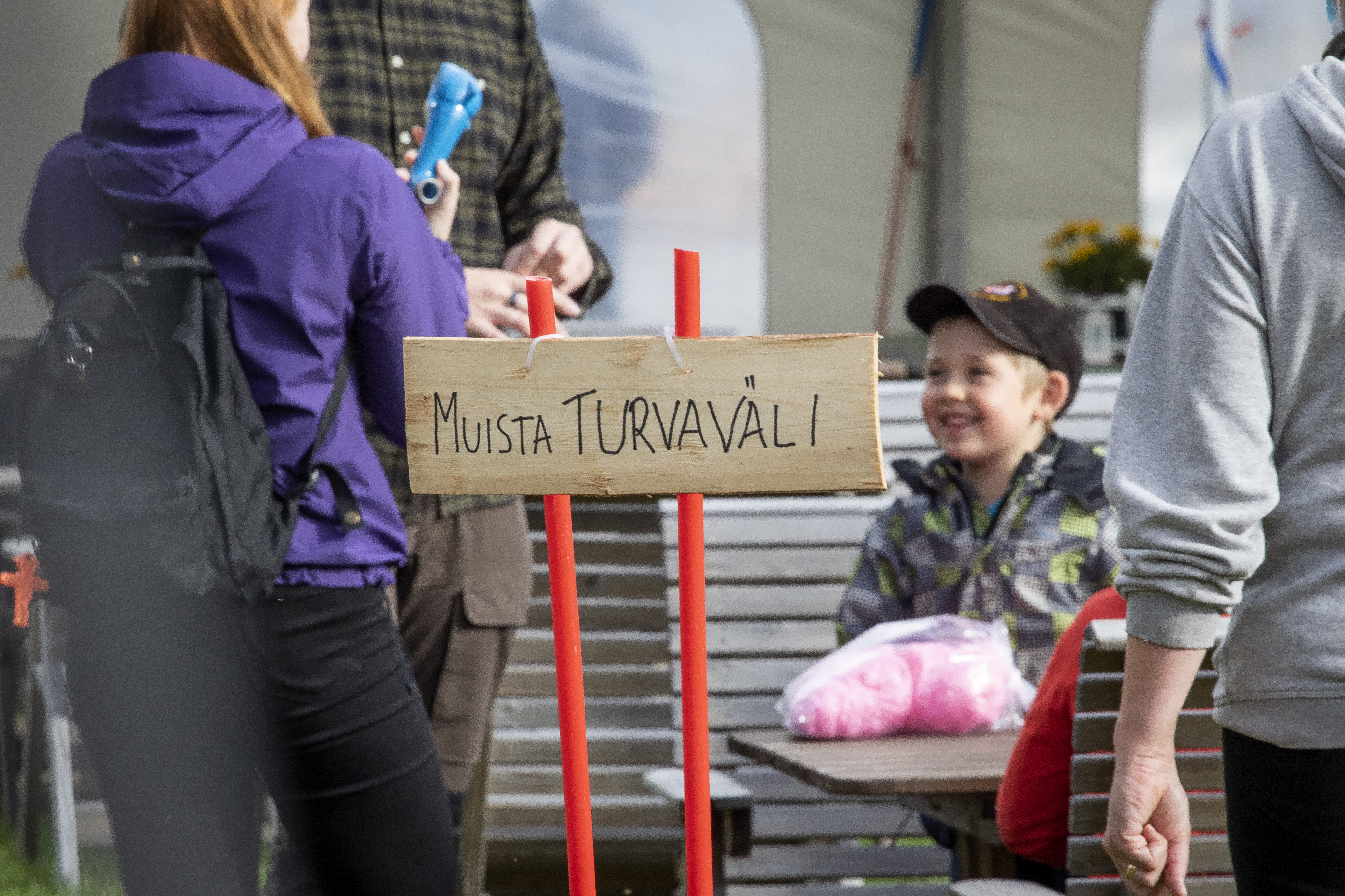 <p>Ahvenmarkkinat keräsivät paljon ihmisiä. Turvallisuussäännöistä muistuteltiin eri puolilla. Myös käsidesiä oli tarjolla. </p>