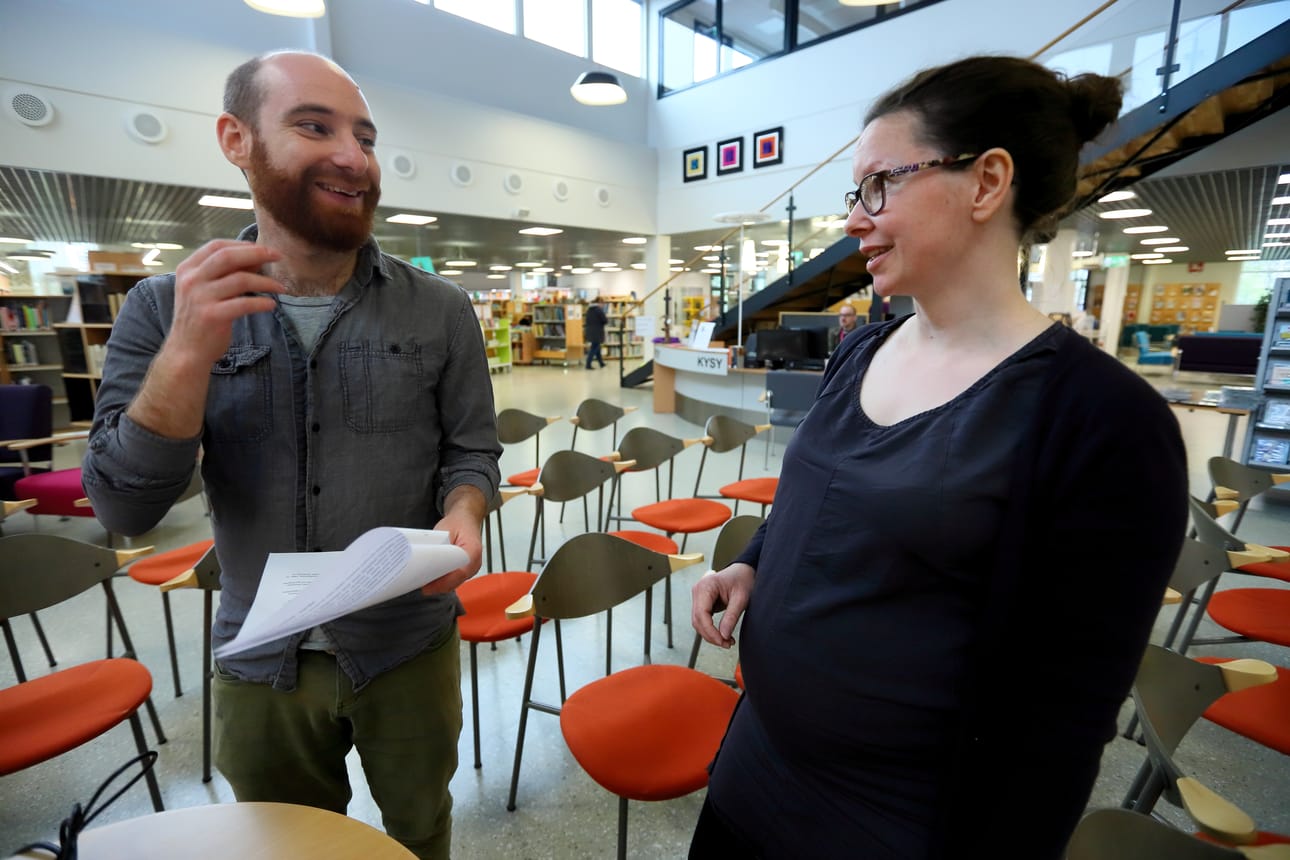 Avner Peled ja Tiina Prittinen valmistelivat perjantain ja lauantain kestävää tilaisuutta Raahen kirjastossa.
