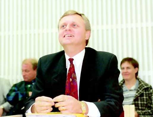 Etsintäkuulutettu. Peter Fryckman lykkäykset ja häipyminen maasta herättivät kysymyksen rangaistuksen täytäntöönpanon tehostamisen tarpeesta.